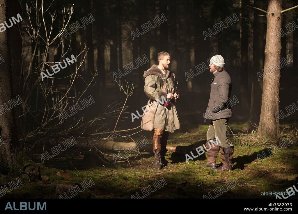 CHARLIE HUNNAM and GUY RITCHIE in KING ARTHUR: LEGEND OF THE SWORD, 2017, directed by GUY RITCHIE. Copyright SAFEHOUSE PICTURES/VILLAGE ROADSHOW PICTURES/WARNER BROS.