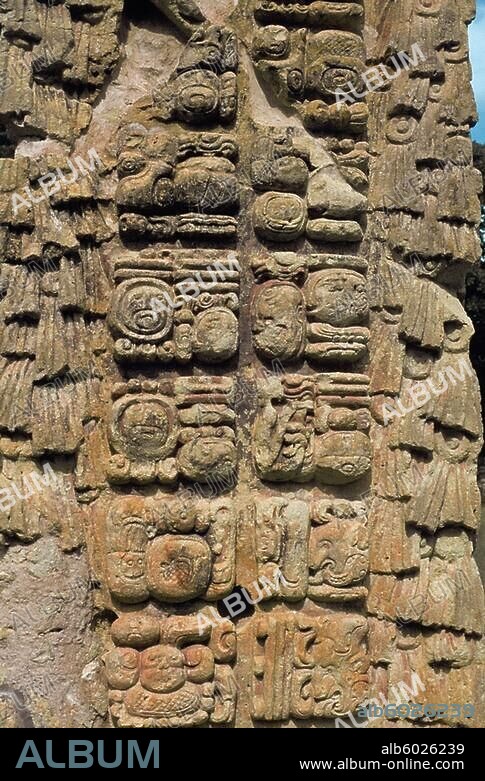 Maya-Kultur, Spätklassik, 730 n.Chr.. Stele in Copán (Ruinenstätte; Maya-Stadt während der klass. Periode; 250-900 n.Chr., Westhonduras).-Teilansicht.-Steinstele mit Reliefverzierungen. Foto, 1975.