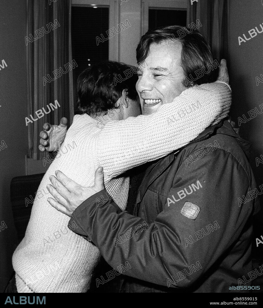 MALMÖ 19840503 - Keith Cederholm (tv) och Jan Guillou möts efter frisläppandet. Cederholm satt i fängelse mellan 1981 och 1984 dömd för människorov, grov mordbrand och grov misshandel (det sk raggarmordet). Journalisten Jan Guillou i TV-programmet Rekord-Magazinet engagerade sig i fallet vilket ledde till att Cederholm beviljades resning i Högsta domstolen och att han frigavs. Foto: Torbjörn Andersson / EXP / TT / Kod: 4 . ** AFTONBLADET OUT **.