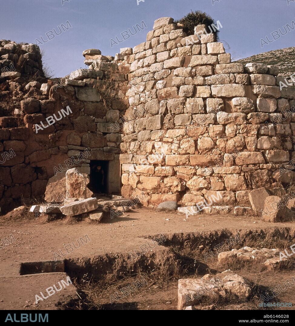 NURAGA CONSTRUCCION PREHISTORICA DE CERDEÑA - CONSTRUIDO ANTES DEL 1000 AC.