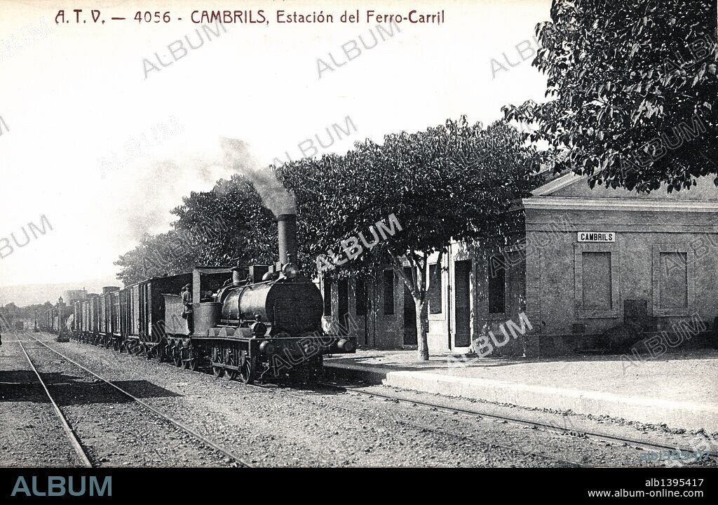 Estación del ferrocarril de Cambrils (Tarragona). Tren de mercancías tirado por una locomotora de vapor. Año 1915.