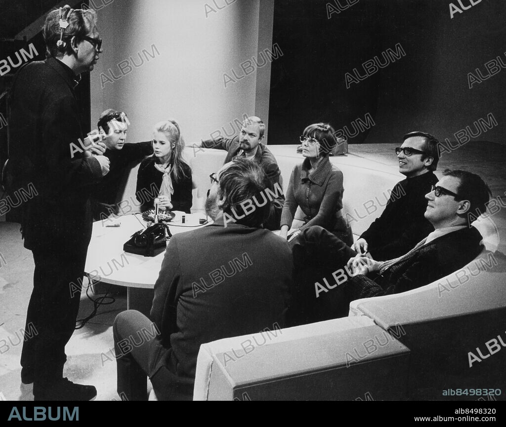 1969.. Orig. bildtext... Direkt 1969 Not. TV-Underhållningsprogram Direkt, L 21 Anm. Publ. i boken Hört och Sett s.299 Fr. v. Ove Tjernberg, Lena Nyman, Olle Adolphson, Gun Allroth, Åke Ortmark, Hans Hederberg, Lars Björkman och stående Stig Ossian Ericsson Debattprogram Soffprogram Soffor Samhällsanalys CD317 persons: STIG OSSIAN ERICSON;LARS BJÖRKMAN;HANS HEDERBERG;ÅKE ORTMARK;GUN ALLROTH;OLLE ADOLPHSON;LENA NYMAN;OVE TJERNBERG sites: SVERIGE.