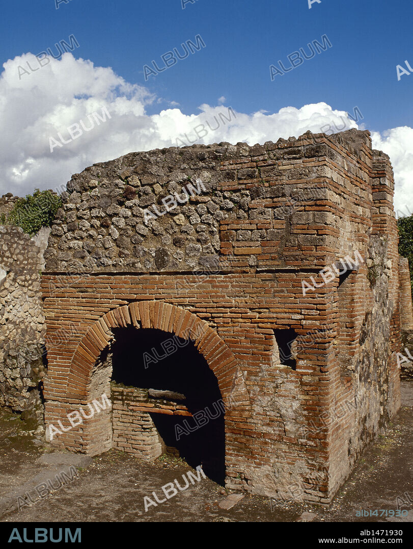 Pompeii. Ancient roman city. Bakery of Modesto. Oven. Campania. Italy.