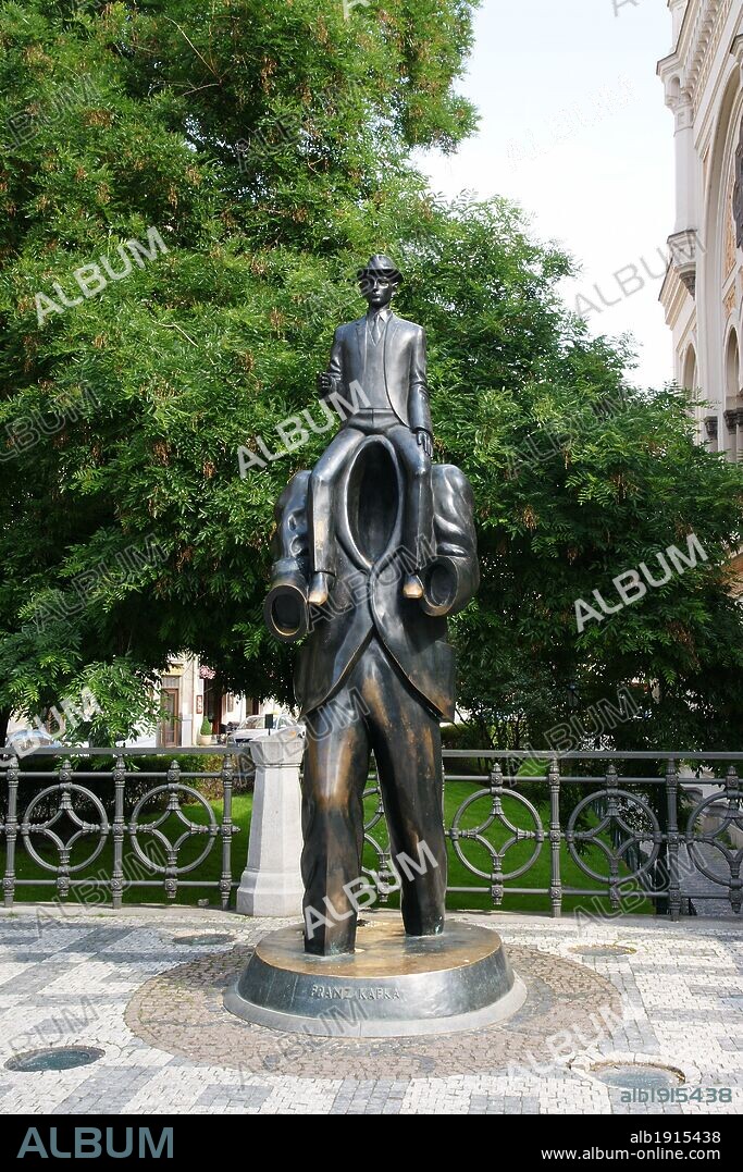 JAROSLAV RÓNA. REPUBLICA CHECA. PRAGA (PRAHA). Escultura realizada por Jaroslav Roná en homenje al escritor FRAZ KAFRA. Representa a una pequeña figura de Kafka sobre los hombros de un hombre sin cabeza, y fue inspirada en uno de los pasajes de su primer cuento "Descripción de una lucha", escrito alrededor de 1903, donde plantea la angustia del hombre frente al absurdo que le rodea. Barrio Josefov (Antiguo Barrio Judio) .