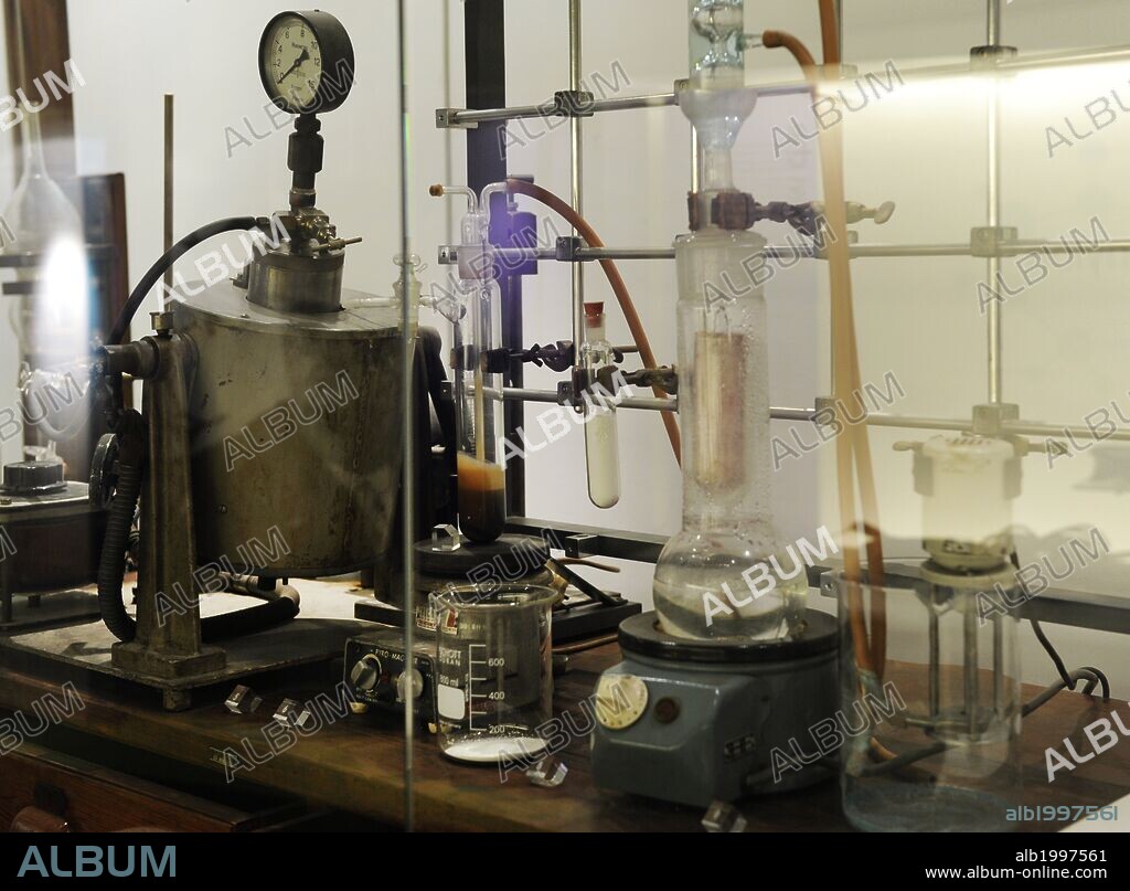 Giulio Natta (26 febrero 1903 a 2 mayo 1979). Químico italiano. Ganó el Premio Nobel de Química en 1963 con Karl Ziegler. Giulio Natta, del Instituto Politécnico de Milán (Italia) obtuvo PP isotáctico sólido en laboratorio, en 1954, utilizando los catalizadores desarrollados por Ziegler. Vitrina con la reconstrucción del laboratorio donde se creó el primer plástico de polipropileno isotáctico. Museo Nacional de la Ciencia y la Tecnología Leonardo Da Vinci. Milán. Italia.