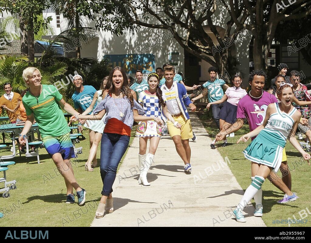 GARRET CLAYTON, GRACE PHIPPS, MAIA MITCHELL, RAYMOND ALEXANDER CHAM JR and ROSS LYNCH in TEEN BEACH 2, 2015. Copyright DISNEY CHANNEL/RAINFOREST PRODUCTIONS.