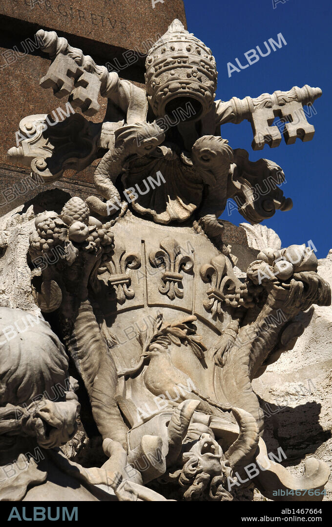 EMBLEMA DEL PAPA INOCENCIO X PAMPHILI en la FUENTE DE LOS CUATRO RIOS (FONTANA DEI QUATTRO FIUMI) (1647-1651), obra de BERNINI. Plaza Navona. ROMA. Italia.