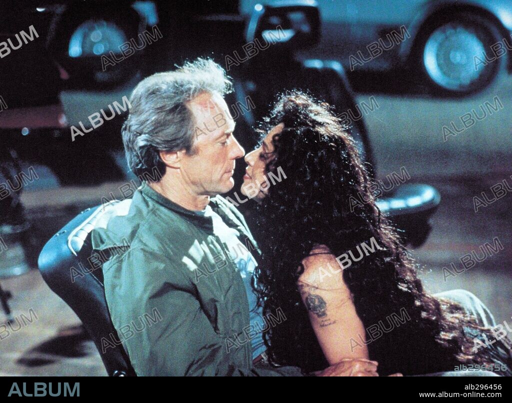 CLINT EASTWOOD y SONIA BRAGA en EL PRINCIPIANTE, 1990 (THE ROOKIE), dirigida por CLINT EASTWOOD. Copyright WARNER BROTHERS.