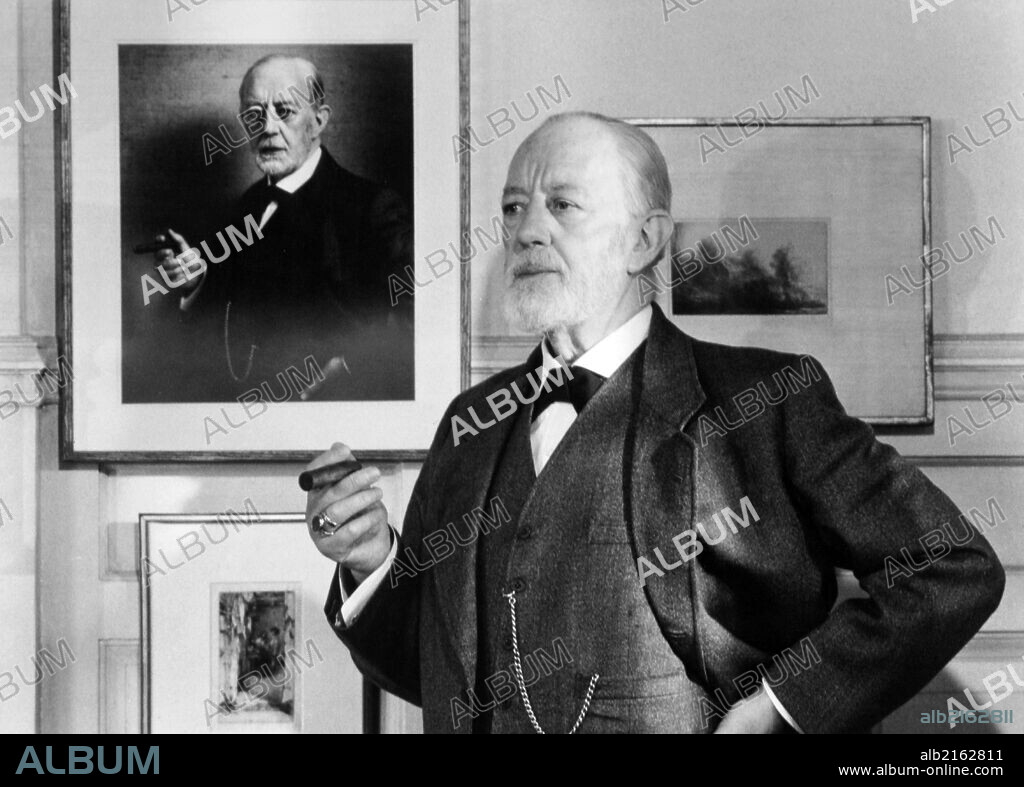 ALEC GUINNESS in LOVESICK, 1983, directed by MARSHALL BRICKMAN. Copyright THE LADD COMPANY.