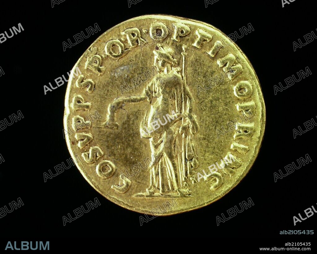 NUMISMATICA. MONEDA IMPERIO ROMANO. AUREO DE ORO, DE TRAJANO. REVERSO. LIBRETAS DE PIE A LA IZQUIERDA. LLEVANDO PILEUS Y BASTON DEMANDO. 103-111 D.C. (DEPOSITO: MUSEO ARQUEOLOGICO NACIONAL).