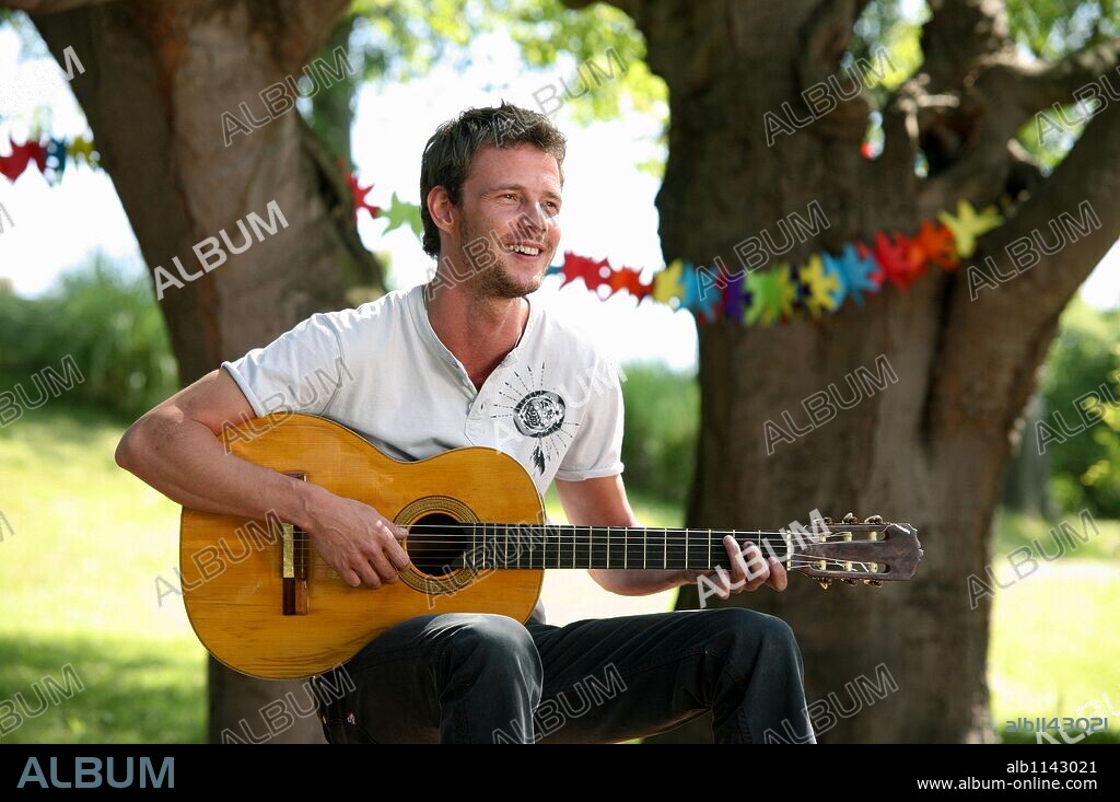 ELOY AZORIN en NO ME PIDAS QUE TE BESE PORQUE TE BESARÉ, 2008, dirigida por ALBERT ESPINOSA. Copyright RODAR Y RODAR CINE Y TELEVISION S.L.