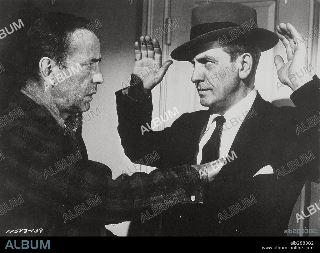 FREDRIC MARCH y HUMPHREY BOGART en HORAS DESESPERADAS, 1955 (THE DESPERATE HOURS), dirigida por WILLIAM WYLER. Copyright PARAMOUNT PICTURES.