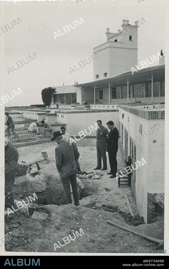 Camas (Sevilla), octubre de 1958. Juan de Mata Carriazo, comisario de excavaciones examina la zona del Tesoro del Carambolo.