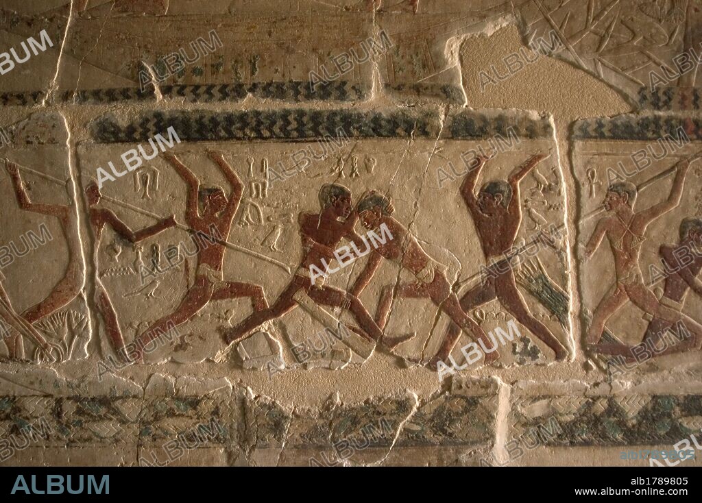 ARTE EGIPCIO. EGIPTO. TUMBA DE NEFER Y KA-HAY. Perteneciente a la V Dinastía. Fué construida por Nefer para su familia. De una única sala, y con un total de nueve tumbas. Relieve policromado con escena de lucha. IMPERIO ANTIGUO. NECROPOLIS DE SAKKARA. Egipto.