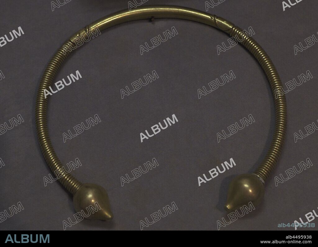 Torques del Orbellido. Siglo I. Oro. Vimianzo (provincia de La Coruña, Galicia). Museo Arqueológico e Histórico (Castillo de San Antón). La Coruña. Galicia. España.
