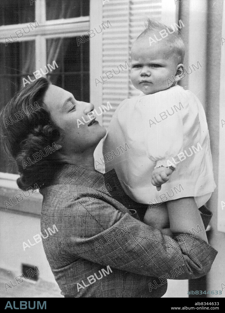 Princess Josephine-Charlotte and Princess Marie-Astrid Of Luxemburg
Princess Josephine-Charlotte, daughters of ex-King Leopold of Belgium, holds aloft her six-months-old daughter, Marie-Astrid. - Princess Josephine-Charlotte is the wife of Prince Jean. Hereditary Grand Duke and Heir Apparent to the Throne of Luxemburg; they ware married in April, 1953. August 11, 1953. (Photo by Camera Press).