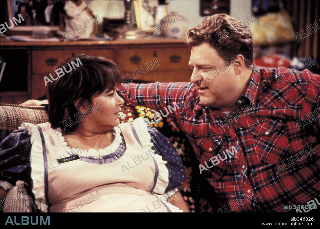 JOHN GOODMAN y ROSEANNE BARR en ROSEANNE, 1988. Copyright CASEY-WERNER CO./WIND DANCER PROD.