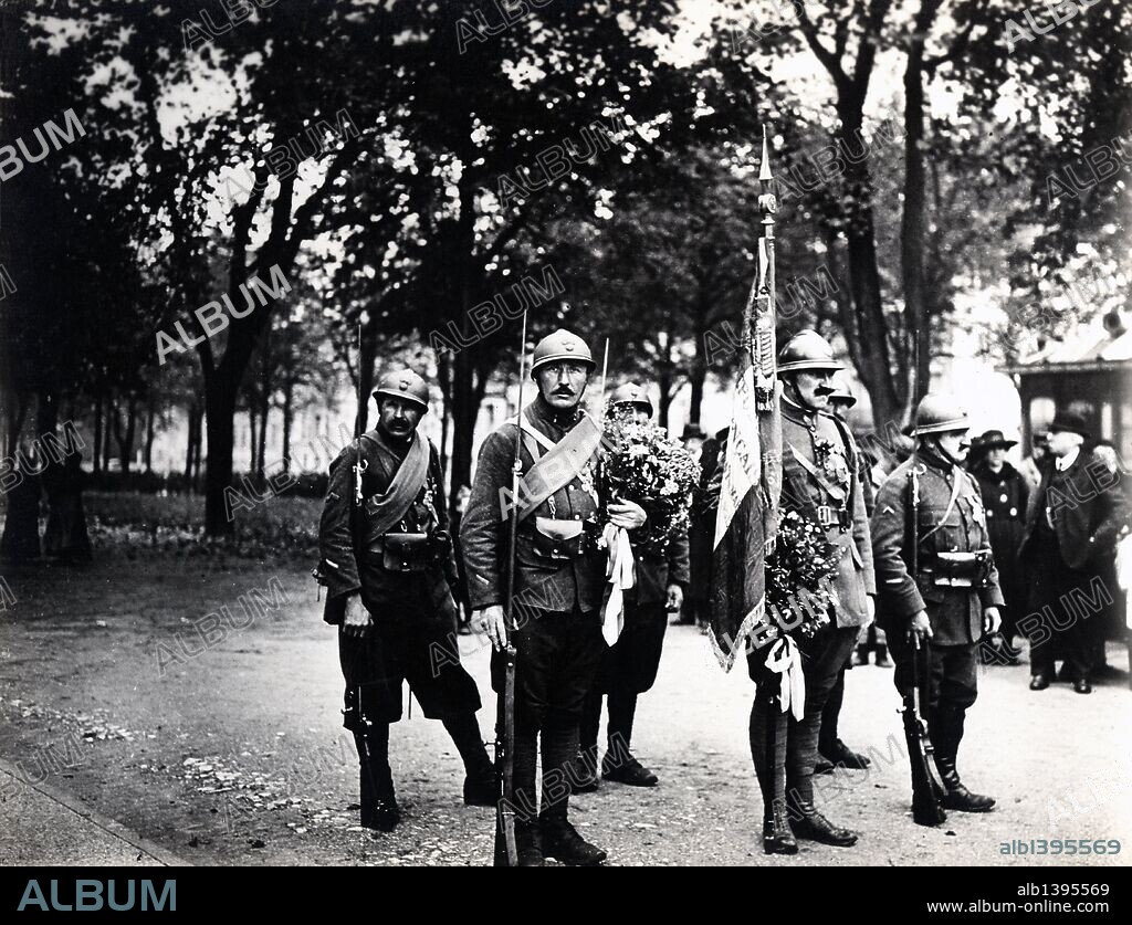 Gran Guerra 1914-1918. La bandera y guardia de honor del primer regimiento de la legión extranjera. Francia, Nancy, 1918.