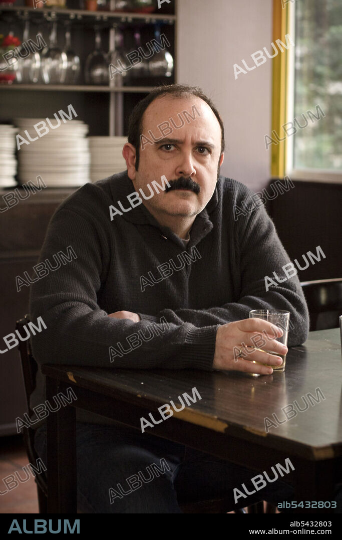 CARLOS ARECES en EL CLUB DEL PARO, 2021, dirigida por DAVID MARQUES. Copyright Sunrise Pictures Company.
