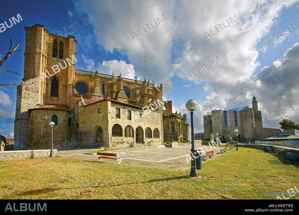 CANTABRIA. CASTRO URDIALES. Iglesia de Santa María de la Asunción, construída entre los S. XIII-XV (S. XIII-S. XIV-S. XV), en estilo gótico. Al fondo, restos del Castillo Templario. España.