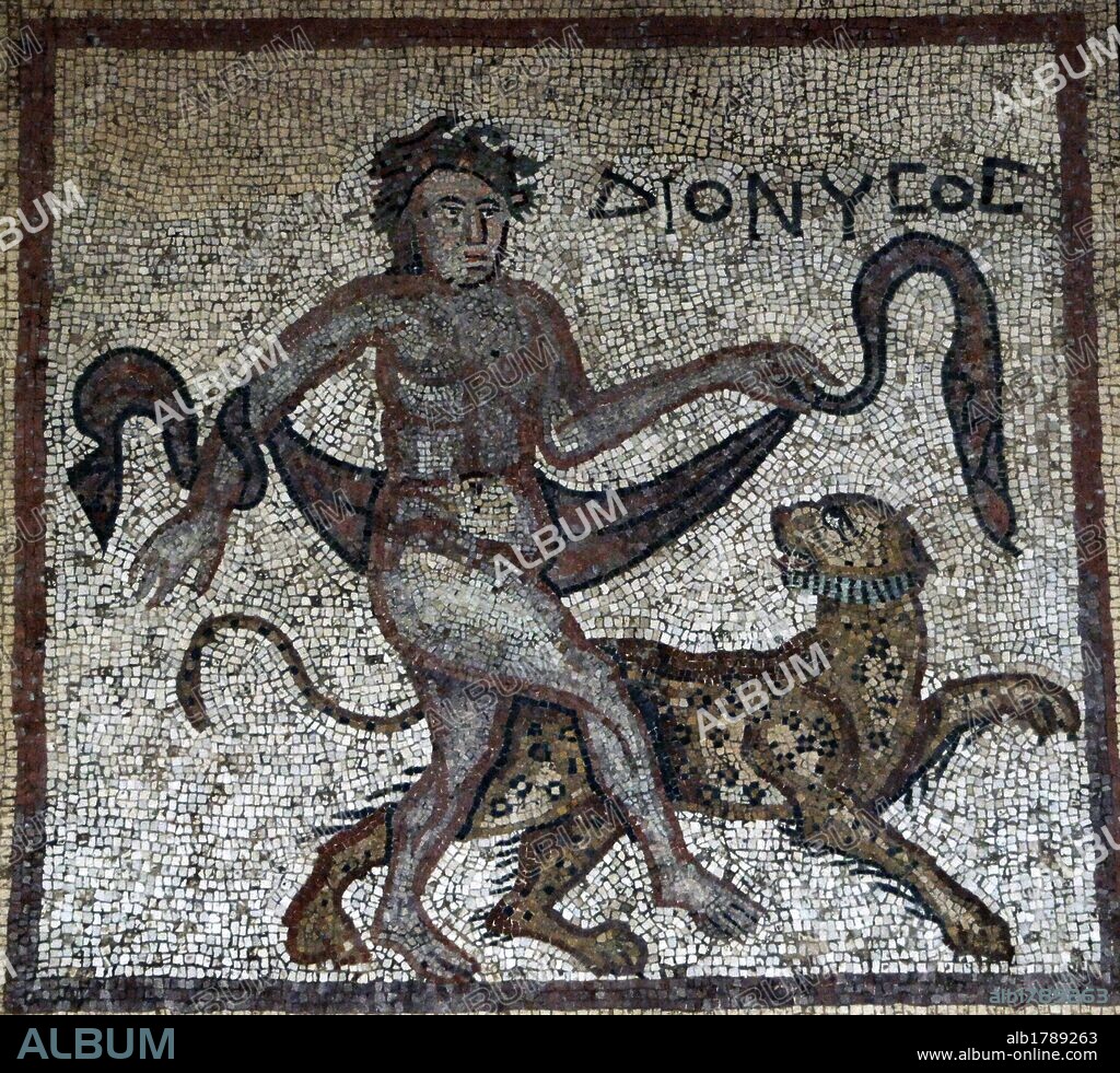 ARTE ROMANO. GRECIA. S. IV d. C. Mosaico con la representacion de DIONISIO, DIOS DEL VINO, DANZANDO CON SU PANTERA. Su nombre está escrito en griego en el márgen superior derecho del mosaico. Procede de Halicarnaso. Museo Británico. Londres. Inglaterra. Reino Unido.