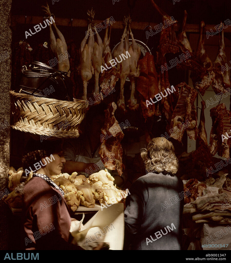 MUJERES ANTE LA POLLERIA - FOTO AÑOS 60.
