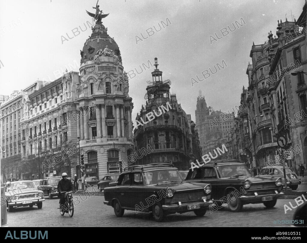 Madrid, 1966.- confluencia de las Calles Alcalá y gran Vía (entonces avenida de José Antonio),  con el edificio Metrópolis, sede de la compañía la unión y el fénix.