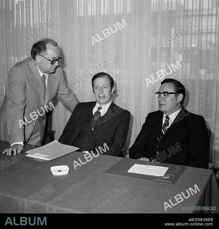 Dohnanyi, Klaus von; Politiker (SPD; 1972-74 Bundes-Min. für Bildung u. Wissenschaft), geb. 1928. / - In Berlin. (West), 31. Mai 1973: Eröffnung der Jahrestagung der Arbeitsgemeinschaft der Verleger, Buchhändler und Bibliothekare innerhalb der Friedrich-Ebert-Stiftung. Von rechts der Reg. Bürgermeister Klaus Schütz, Klaus von Dohnanyi. Foto.