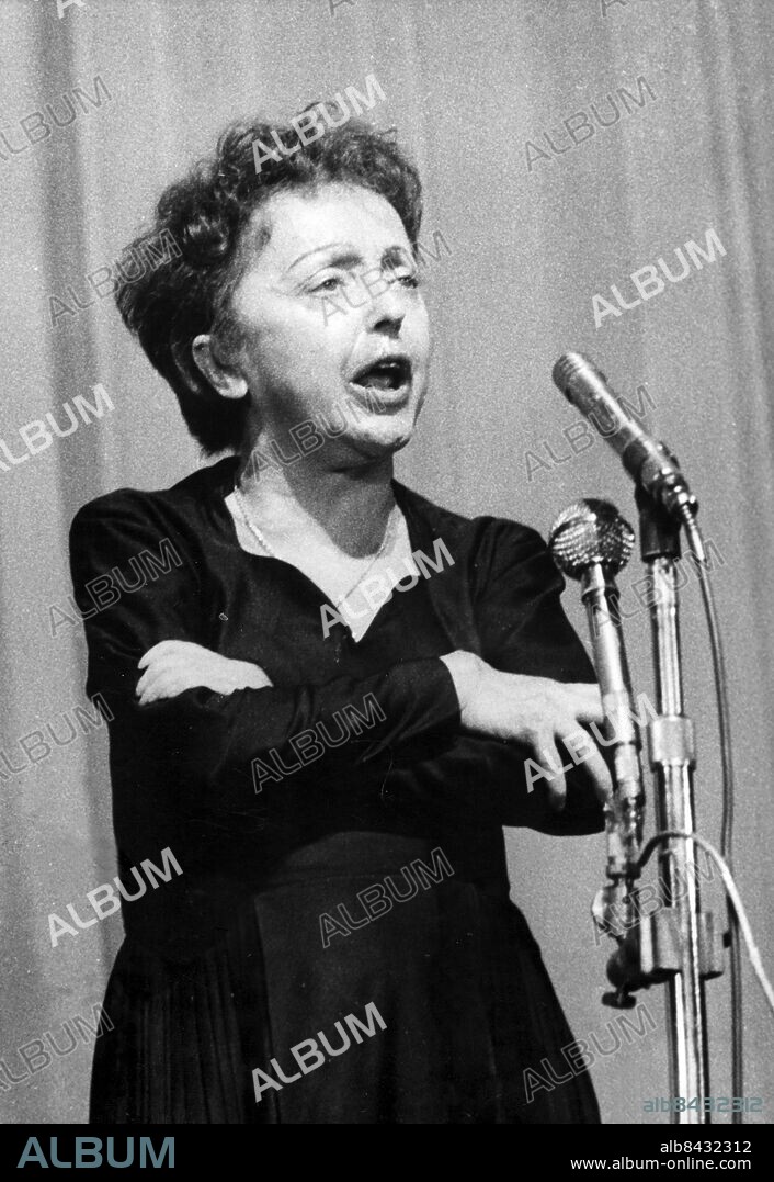 Orig.bildtext... EMOUVANTE EDITH PIAF. Edith Paif , a remporté un véritable triomphe hier soir á l`Olympia ovp elle faisait sa rentrée parisienne devant le Tout-Paris. Emouvante dans sa petite robe noire, Edith Piaf chantait, bouleversant la salle. Anm. Sångerskor Armarna i kors Bildserier Fotoreportage Se även BAG568, BAT611-BAT614 och BAY703-BAY704 persons: Édith, Piaf sites: FRANKRIKE ;PARIS.