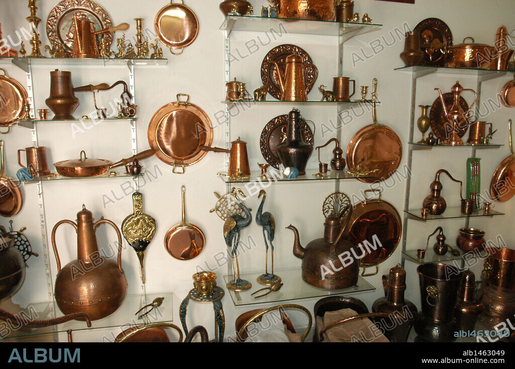 Tienda de artesanía del cobre. Loulé. El Algarve. Portugal.