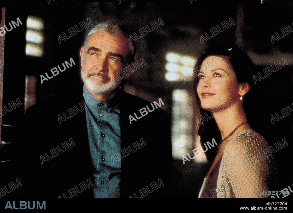 CATHERINE ZETA-JONES y SEAN CONNERY en LA TRAMPA [ENTRAPMENT], 1999 (ENTRAPMENT), dirigida por JON AMIEL. Copyright 20TH CENTURY FOX / APPLEBY, DAVID.