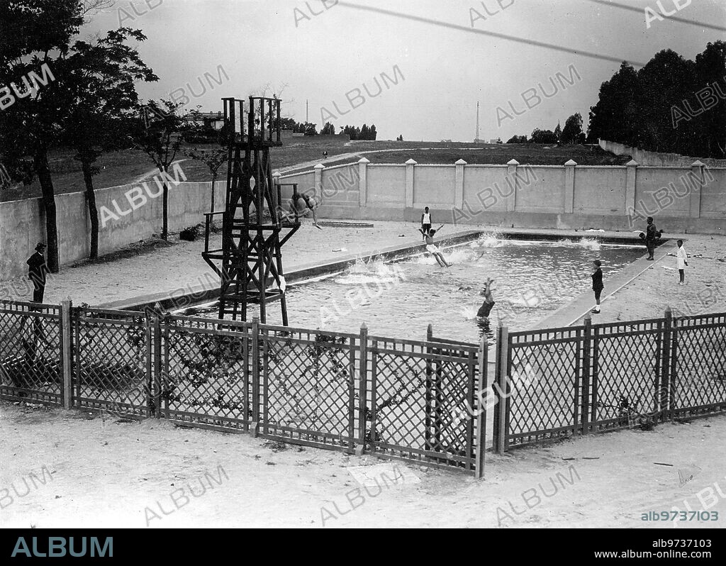Madrid, julio de 1925. La piscina de la ciudad deportiva del Real Madrid que estaba situada al final de la Castellana, al borde la carretera que unía la Castellana con Chamartín de la Rosa.
