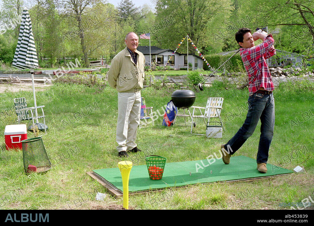 GENE HACKMAN and RAY ROMANO in WELCOME TO MOOSEPORT, 2004, directed by DONALD PETRIE. Copyright 20TH CENTURY FOX / HAYES, KERRY.
