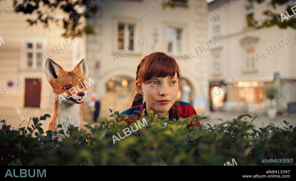 EMILIA MAIER en EL COLEGIO DE LOS ANIMALES MAGICOS, 2021 (DIE SCHULE DER MAGISCHEN TIERE), dirigida por GREGOR SCHNITZLER. Copyright Bayerischer Banken-Fonds.