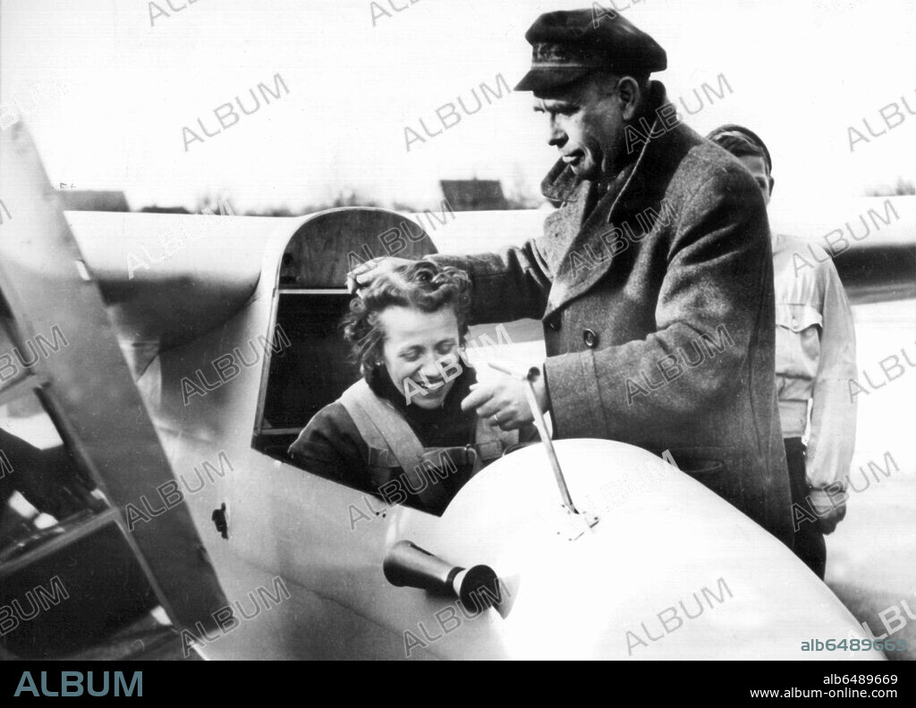 Die deutsche Flugkapitänin Hanna Reitsch sitzt am 10.3.1952 auf dem Bremer Flugplatz im ersten Nachkriegsneubau der Focke-Wulf GmbH, einem Segelflugzeug vom Typ "Weihe". Sie flog den einsitzigen Hochdecker ein und absolvierte dabei ein Kunstflugprogramm mit zahlreichen Loopings und Turns. Hanna Reitsch stellte während ihrer Flugkarriere zahlreiche Weltbestleistungen im Segel- und Motorflug auf und wurde 1937 der erste weibliche Flugkapitän. Im zweiten Weltkrieg war sie Testpilotin der Luftwaffe, nach dem Krieg arbeitete sie als Fluglehrerin. Hanna Reitsch wurde am 29.3.1912 in Hirschberg (Riesengebirge) geboren und starb am 24.8.1979 in Frankfurt am Main. 10/03/1952