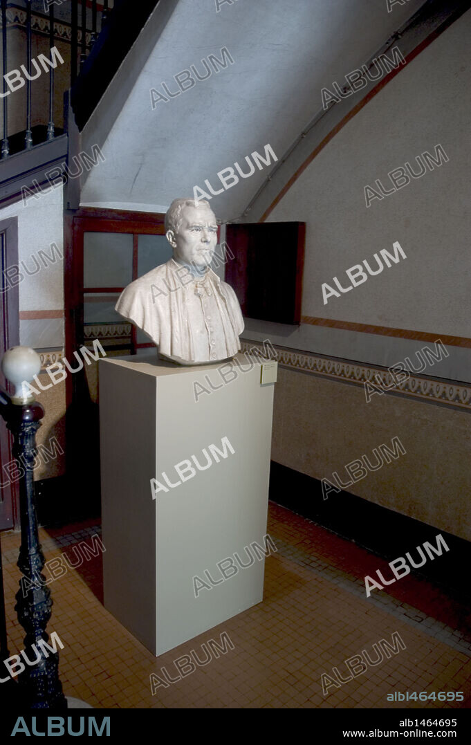 JACINT VERDAGUER (1845-1902). Poeta en lenguas catalana y castellana. S. XIX. Busto del escritor en la 'Casa-Museo Verdaguer', en la que pasó sus últimos días de vida. Es una masía (Vil. la Joana) construída a finales del S. XIX, que se encuentra en la Sierra de Collserola. Barrio de Vallvidrera, Barcelona. Cataluña.