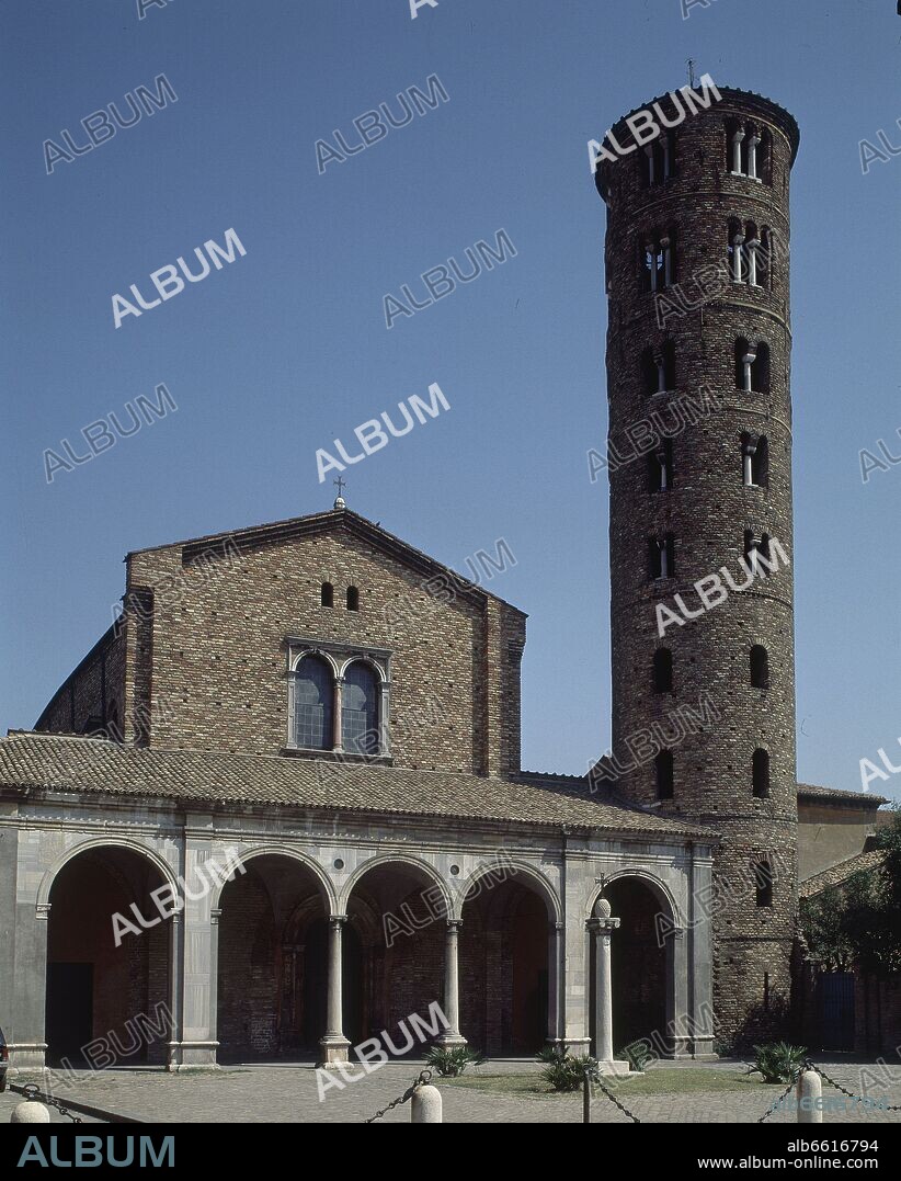 EXTERIOR DE LA BASILICA DE SAN APOLINAR NUOVO CONSTRUIDA EN EL SIGLO VI - FACHADA CON PORTICO DEL SIGLO XVI Y CAMPANARIO CILINDRICO DEL SIGLO IX.