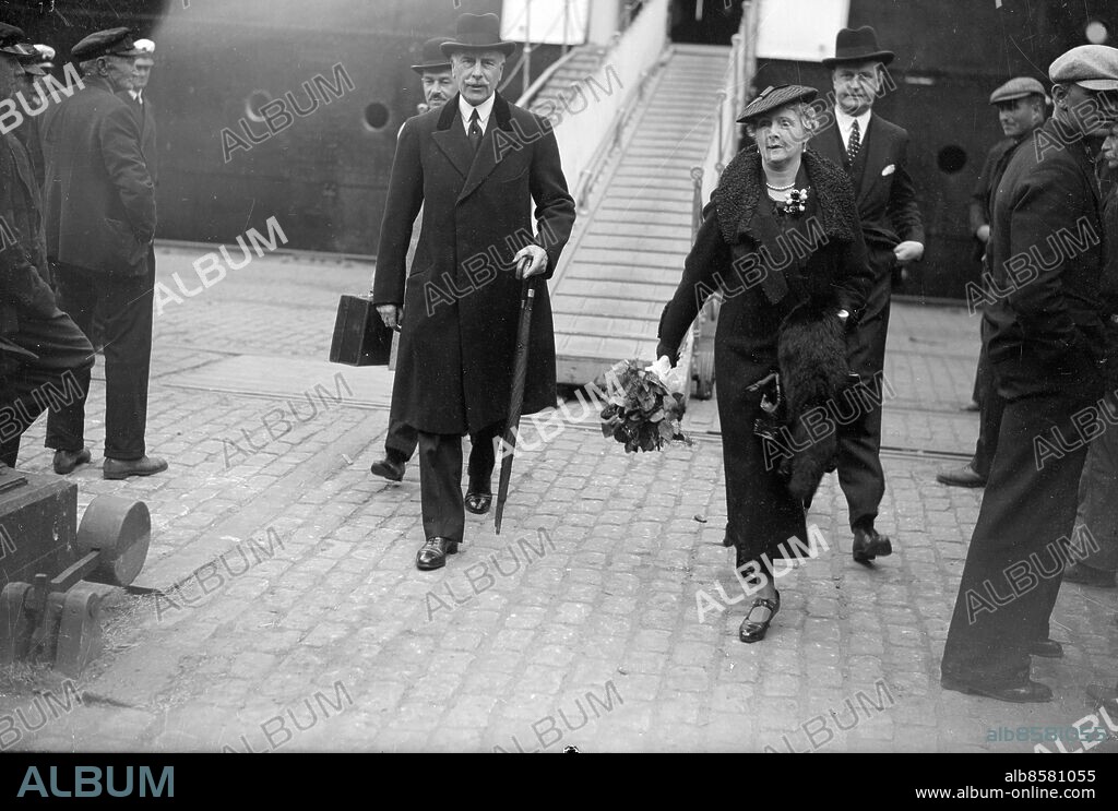 Göteborg - 1936-05-22 - Prinsessan Alice of Albany , kusin till George V och syster till markisinnan av Milford Haven, anländer här med sin make Prince Alexander av Teck, earl of Athlone - bakom dem ser vi Svenska Lloyds vd Karl-Rudolf Bökman - *** Local Caption *** GT Låda 1936-maj-01. KAMERAREPORTAGE.