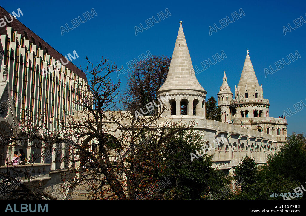 HUNGRIA. BUDAPEST. Vista del BASTION DE LOS PESCADORES, diseñado a finales del siglo XIX por Frigyes SCHLEK en estilo neorrománico. Está formado por siete torres de observación en recuerdo a las siete tribus magiares fundadoras de Hungría en el año 896. Declarado Patrimonio de la Humanidad por la UNESCO.
