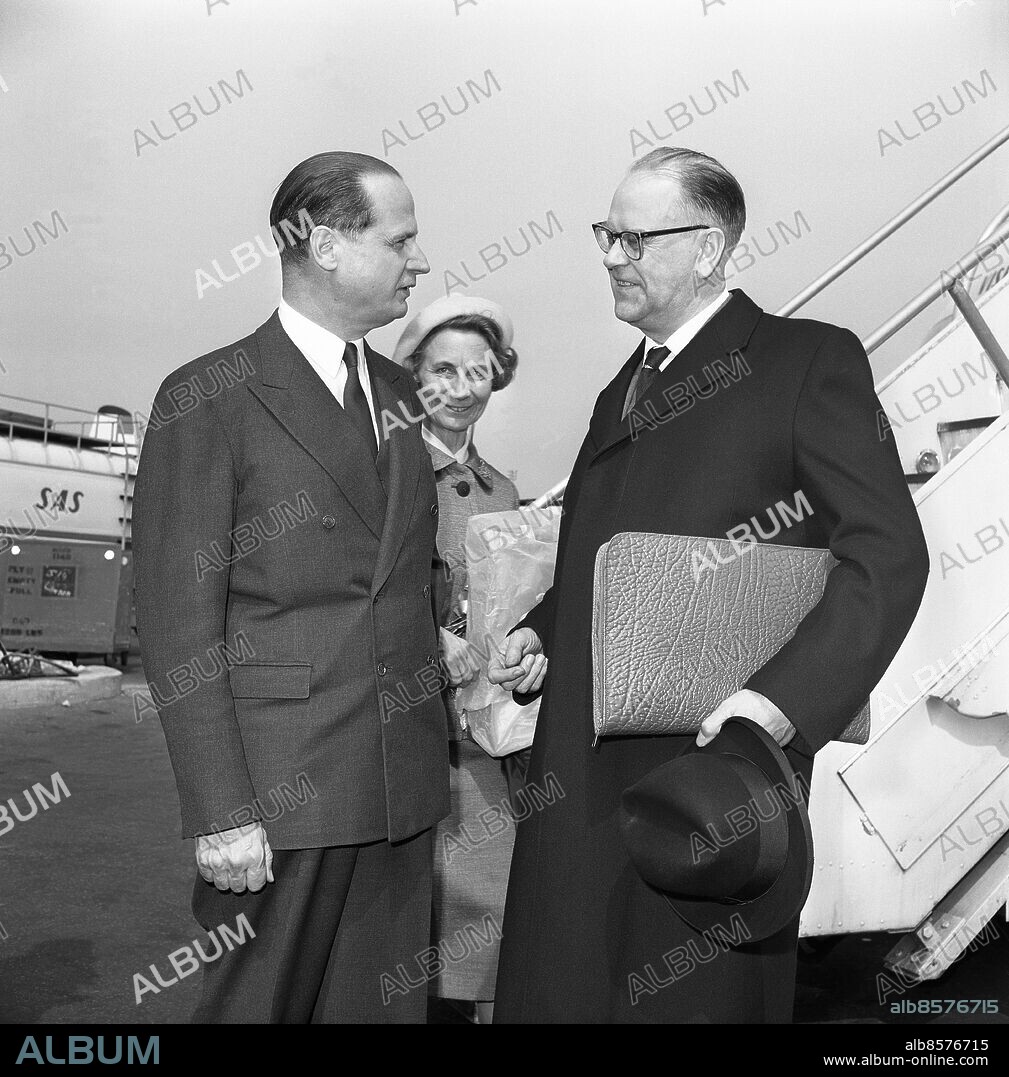 NEW YORK 1961. Sveriges statsminister Tage Erlander (S) med fru Aina besöker USA och välkomnas här av Sveriges ambassadör Gunnar Jarring.. Foto: TT Historical / kod 1900.