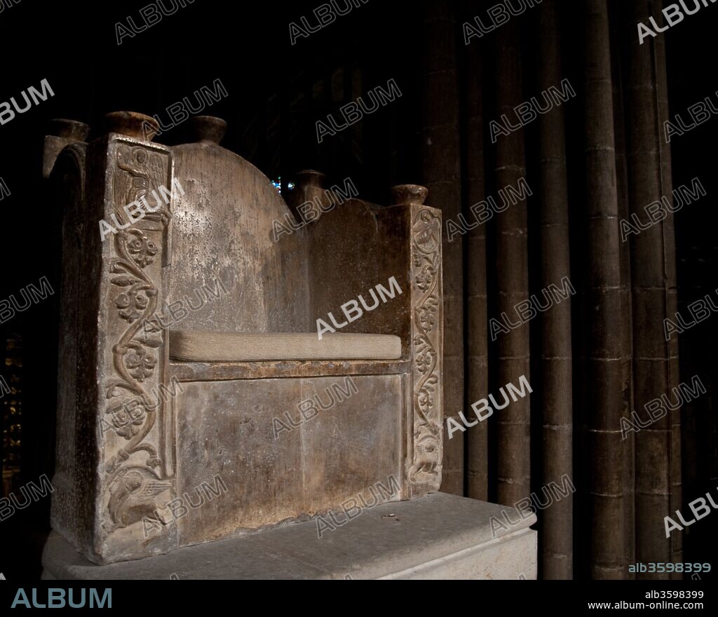Silla episcopal, Siglo XI, Escultura (mármol), Catedral de Gerona, Gerona, Cataluña, España.