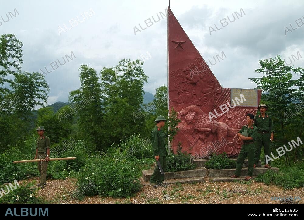 Dien Bien Phu (Vietnam), ehem. Festung der französischen Garnison (angelegt 1953 während des Indochinakrieges, Schauplatz der Schlacht um Dien Bien Phu 1953/54, die mit einem Sieg der Viet Minh endete).-Vietnamesische Soldaten am Denkmal des Außenforts "Béatrice" (erobert durch Viet Minh am 15.4.1954).-Foto,Juli 2007.