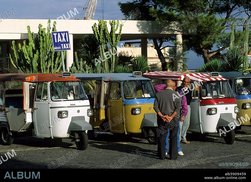 Verkehr:. Automobil / Taxi. "Microtaxis" (Piaggio Ape Dreiräder) am Fährhafen Marina di Sancio Cattolico auf der Insel Procida (Golf von Neapel, Italien). Foto, 21.3.2005.