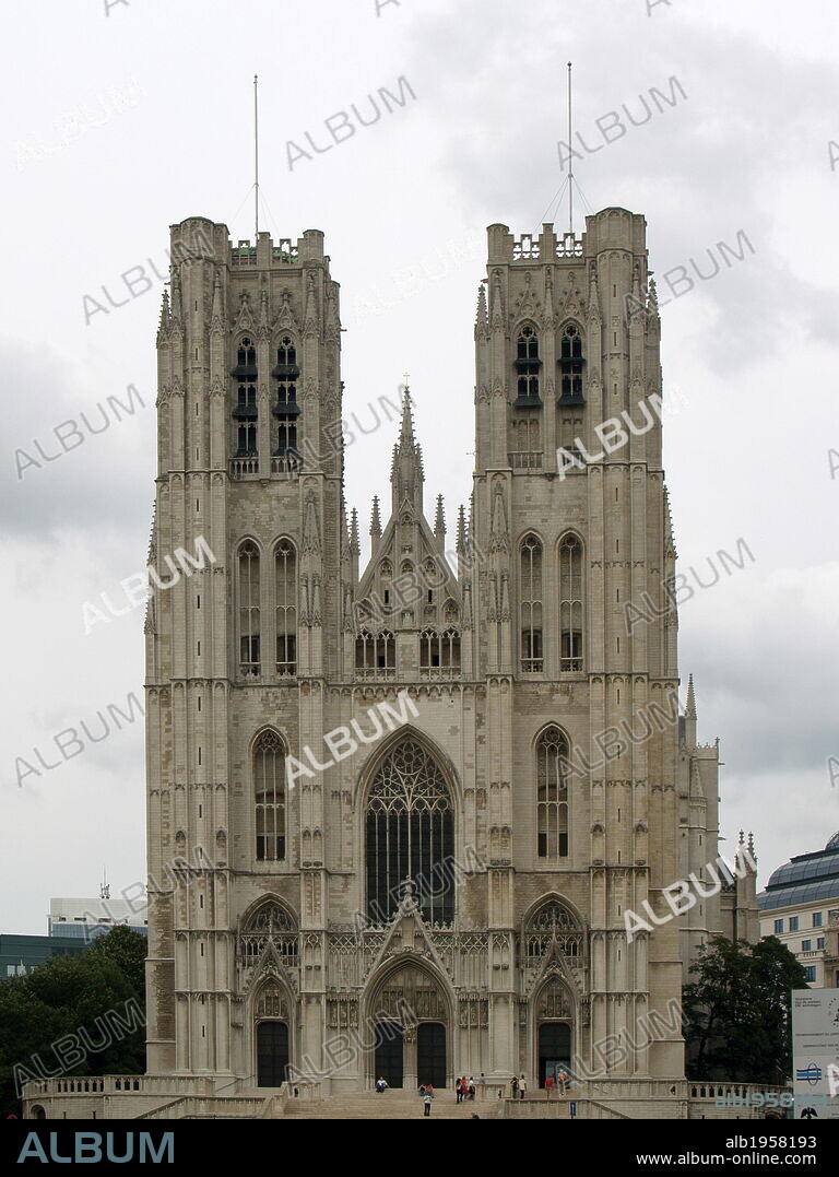 ARTE GOTICO. BELGICA. CATEDRAL DE SAINT MICHAEL. Antigua colegiata dedicada a San Miguel y después a Santa Gúdula. Vista general de la FACHADA, construida en el siglo XV. Las dos torres que le dan regularidad, fueron levantadas en la misma época por J. Van der EYCKEN y J. Van RUYSBROECK. BRUSELAS.
