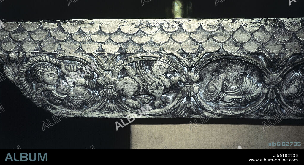 DETALLE DE LA DECORACION DE LA MESA DE ALTAR ROMANICA - S XI.
