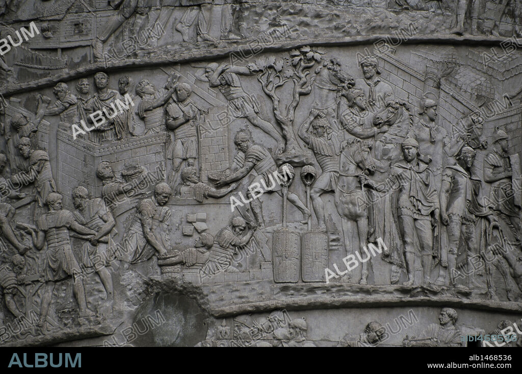 ARTE ROMANO. ITALIA. COLUMNA TRAJANA, erigida en el 113 para conmemorar la victoria del emperador sobre los Dacios (101-106). Detalle de los RELIEVES. FORO DE TRAJANO. ROMA.