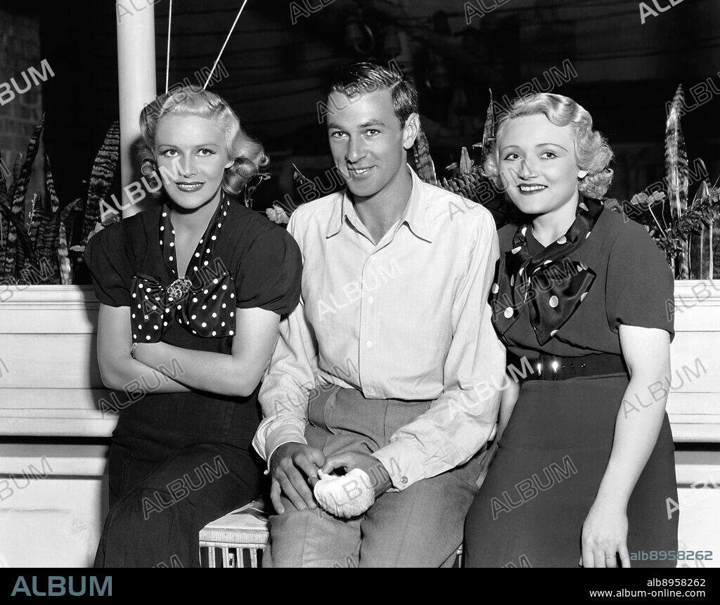 The General Died Ay Dawn - Le Général Est Mort A L'Aube 1936 Directed By Lewis Milestone On The Set Gary Cooper And Madeleine Carroll.