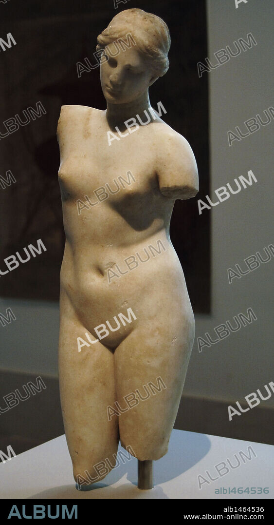 ARTE GRIEGO. PERIODO HELENISTICO. ESTATUA DE AFRODITA ANADIOMENA (AFRODITA SALIENDO DEL MAR). S. II aC. Mármol. Museo Metropolitano de Arte. Nueva York. Estados Unidos.