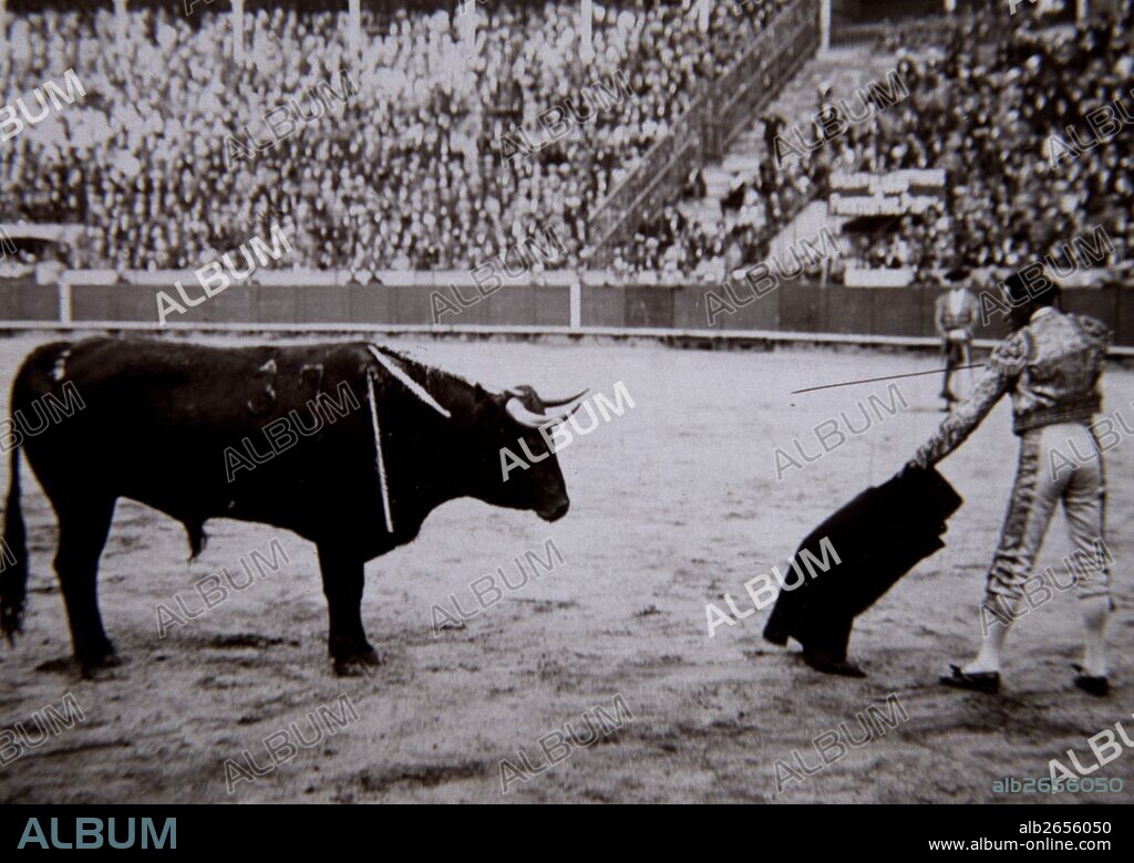FUENTES , ANTONIO  MATADOR DE TOROS ESPAÑOL . SEVILLA 1869 - 1938  ENTRANDO A MATAR;.