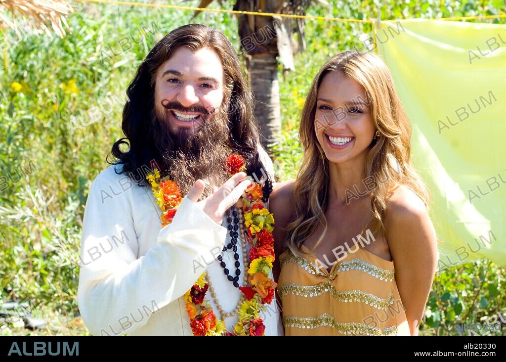 JESSICA ALBA y MIKE MYERS en EL GURU DEL BUEN ROLLO, 2008 (THE LOVE GURU), dirigida por MARCO SCHNABEL. Copyright PARAMOUNT PICTURES / KRAYCHYK, GEORGE.